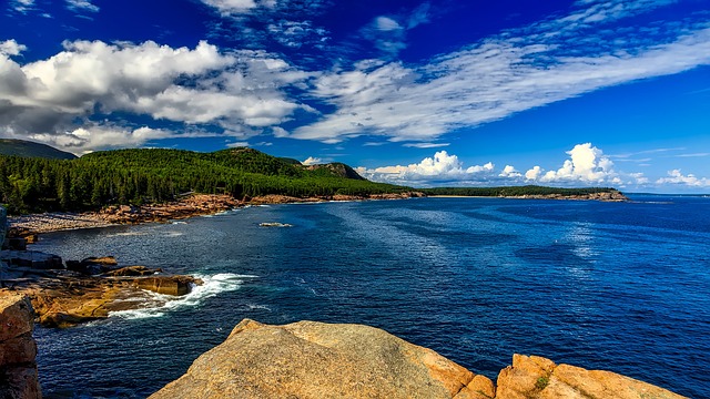 U.S. state of Maine faces the Atlantic Ocean